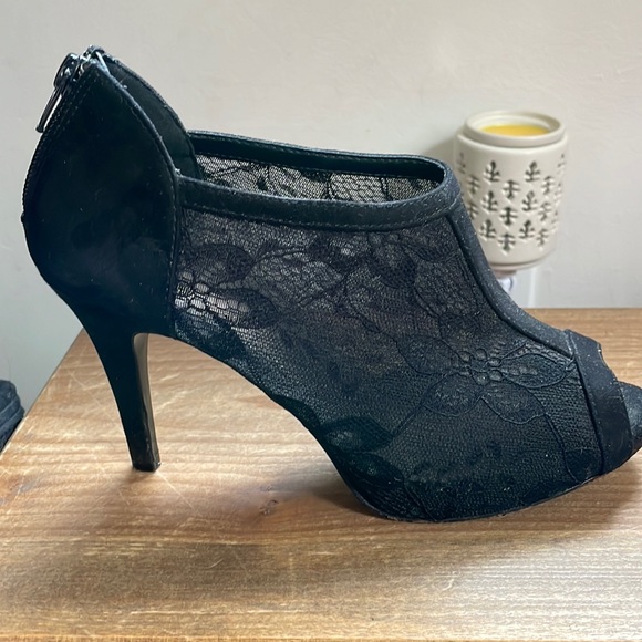 Black lace heels - Picture 1 of 5